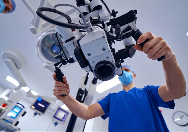 Surgeon with intraoperative microscope